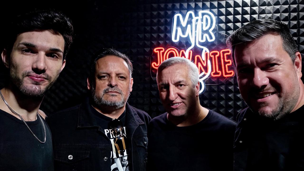 Mr.Jonnie performando rock clássico no palco
